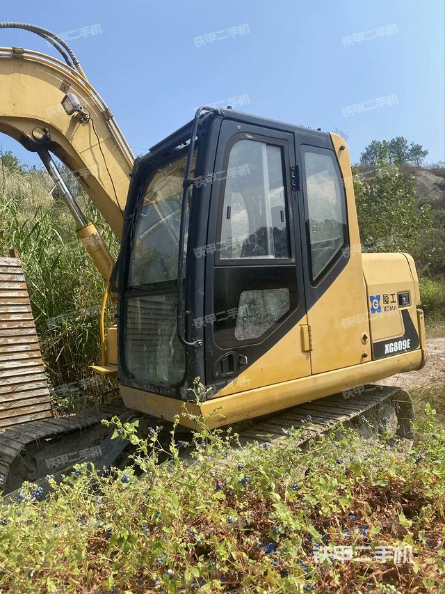 液压泵舱室正面整体（整机外观）