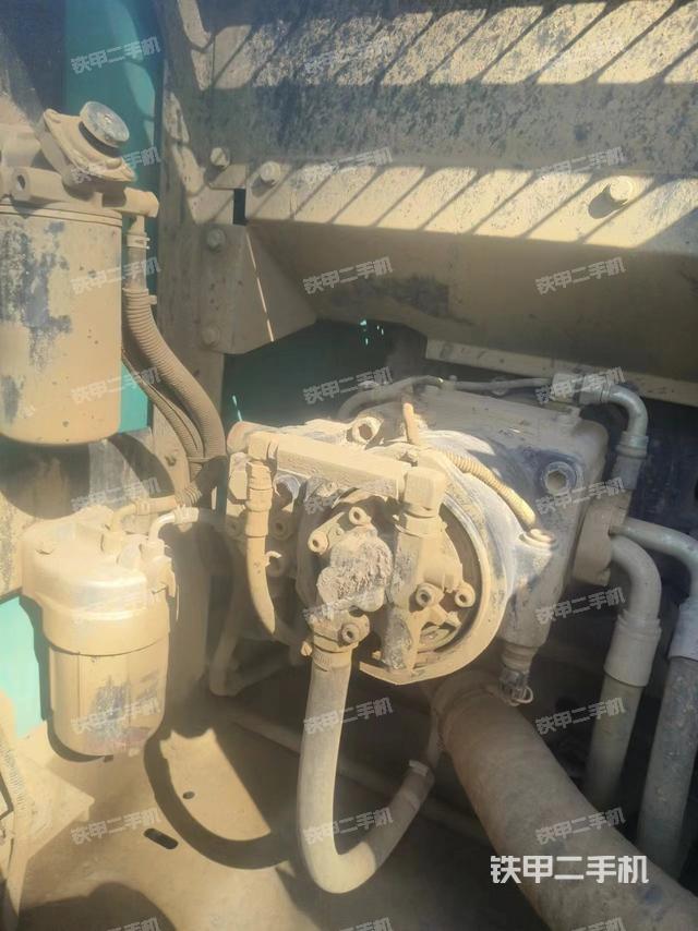 液压泵舱室正面整体（整机外观）