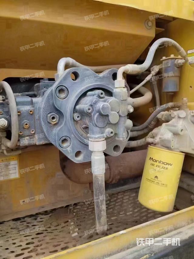 液压泵舱室正面整体（整机外观）