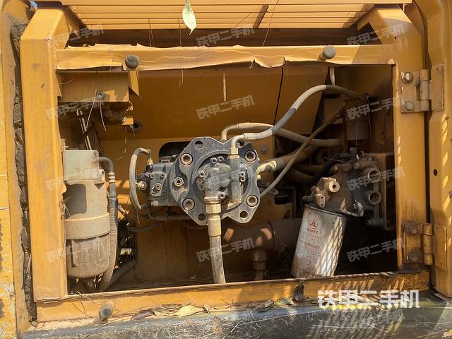 液压泵舱室正面整体（整机外观）