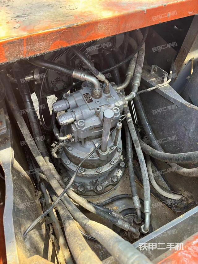 回转马达和主控阀（整机外观）