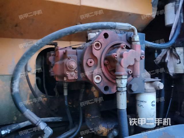 液压泵舱室正面整体（整机外观）