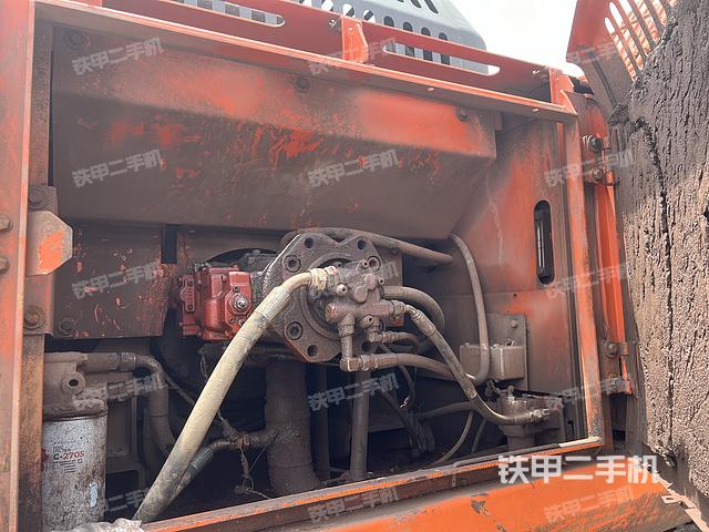 液压泵舱室正面整体（整机外观）