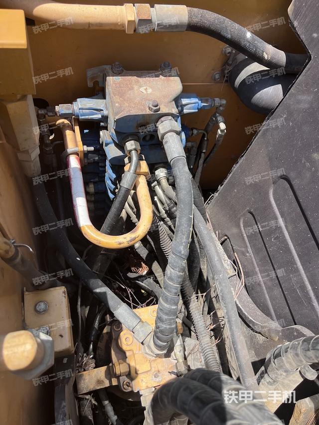 回转马达和主控阀（整机外观）