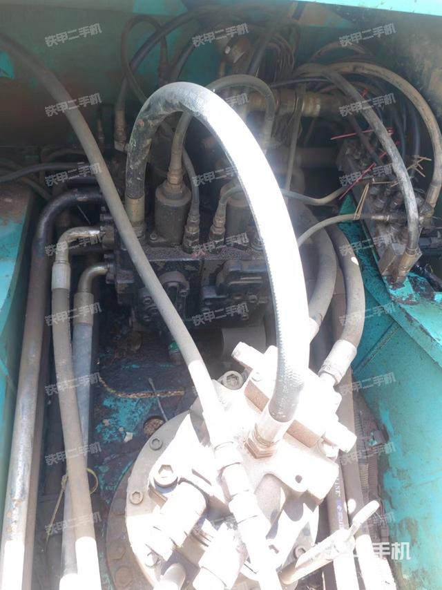 回转马达和主控阀（整机外观）