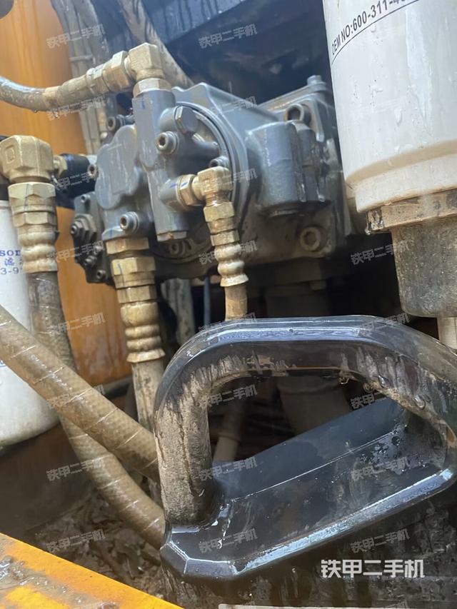 液压泵舱室正面整体（整机外观）