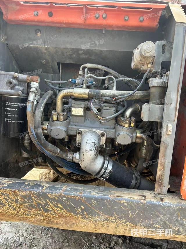 液压泵舱室正面整体（整机外观）