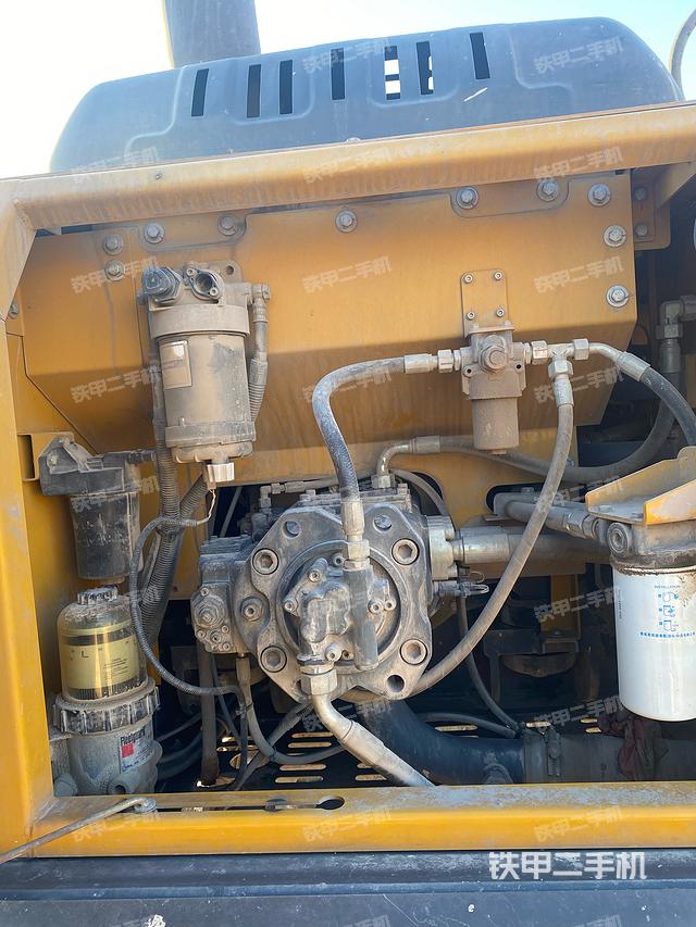 液压泵舱室正面整体（整机外观）