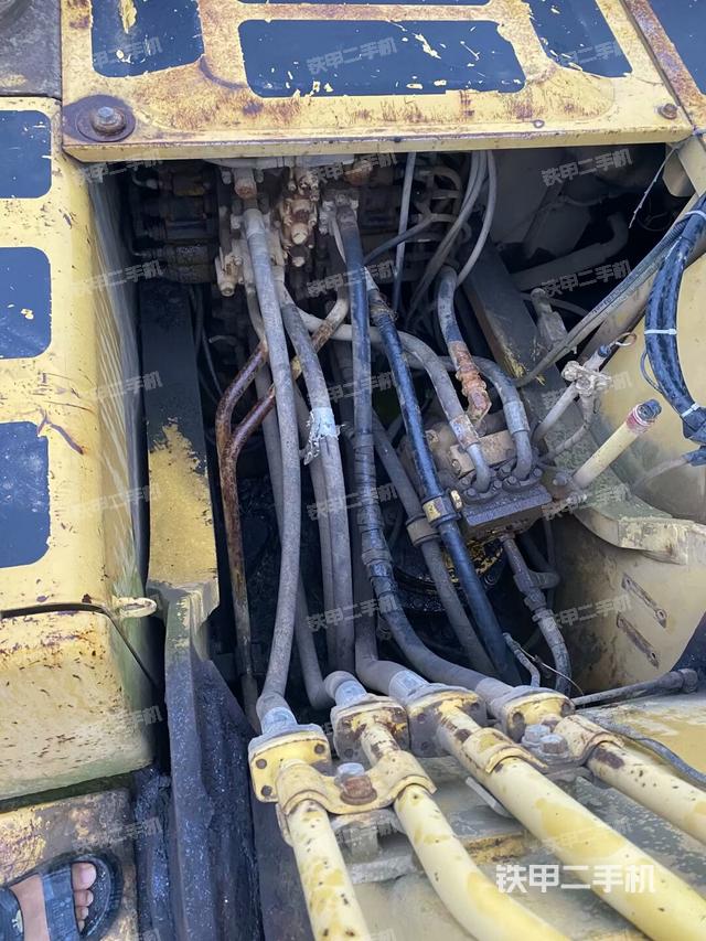 回转马达和主控阀（整机外观）