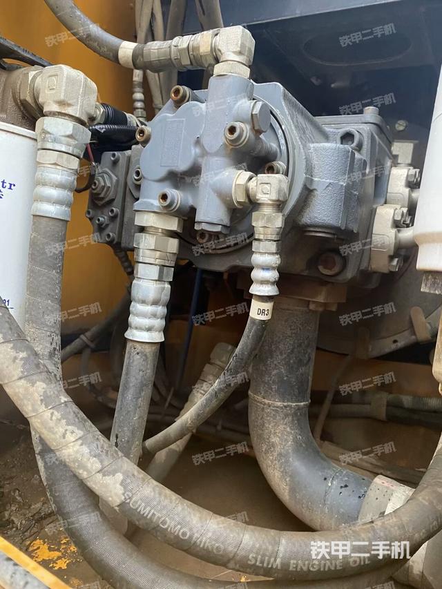 液压泵舱室正面整体（整机外观）