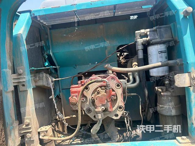 液压泵舱室正面整体（整机外观）