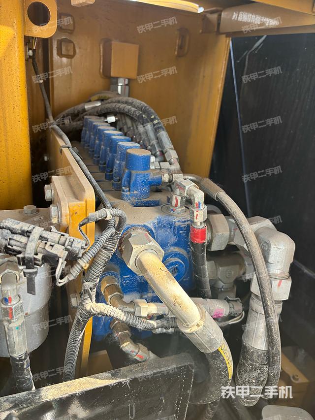 回转马达和主控阀（整机外观）