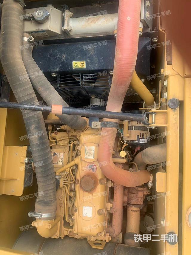 液压泵舱室正面整体（整机外观）