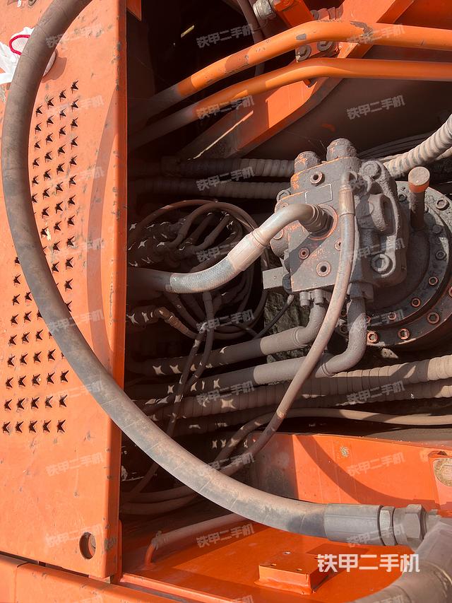 回转马达和主控阀（整机外观）