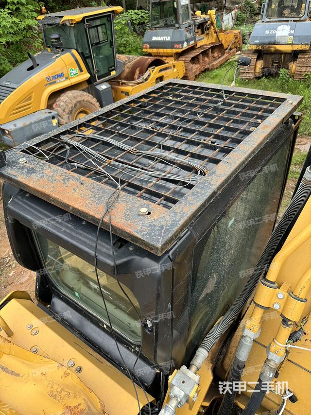 驾驶室顶部（整机外观）