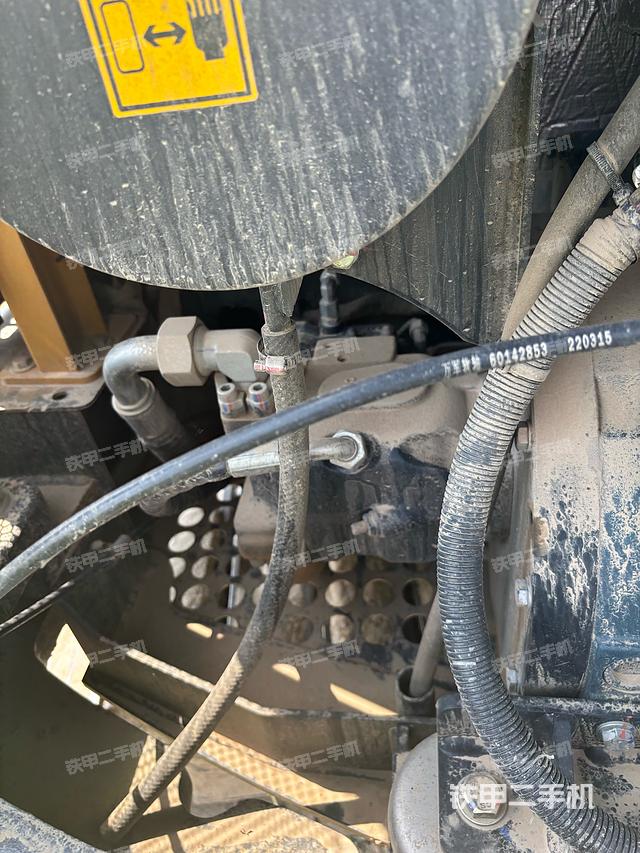 液压泵舱室正面整体（整机外观）