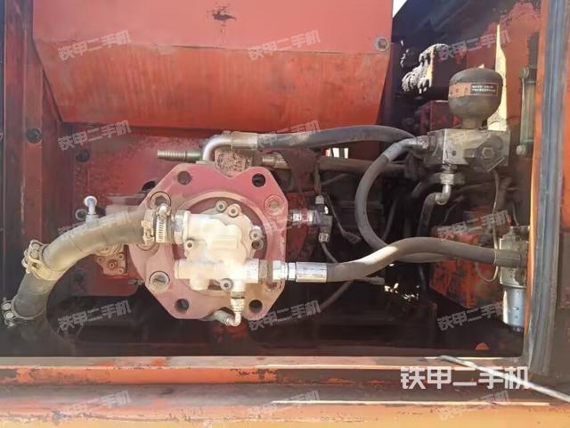 液压泵舱室正面整体（整机外观）