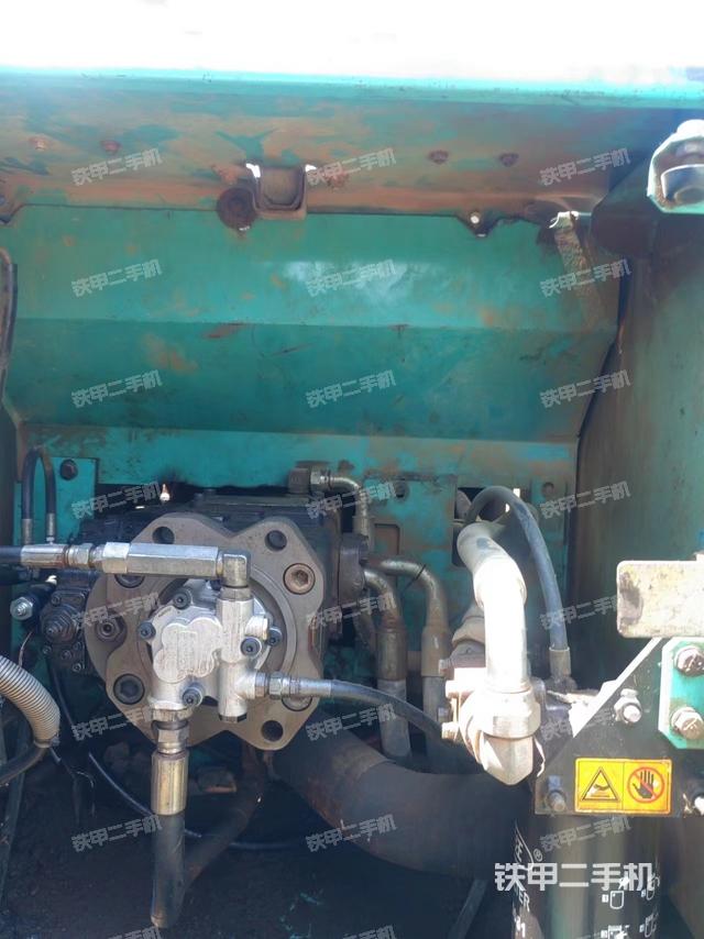 液压泵舱室正面整体（整机外观）