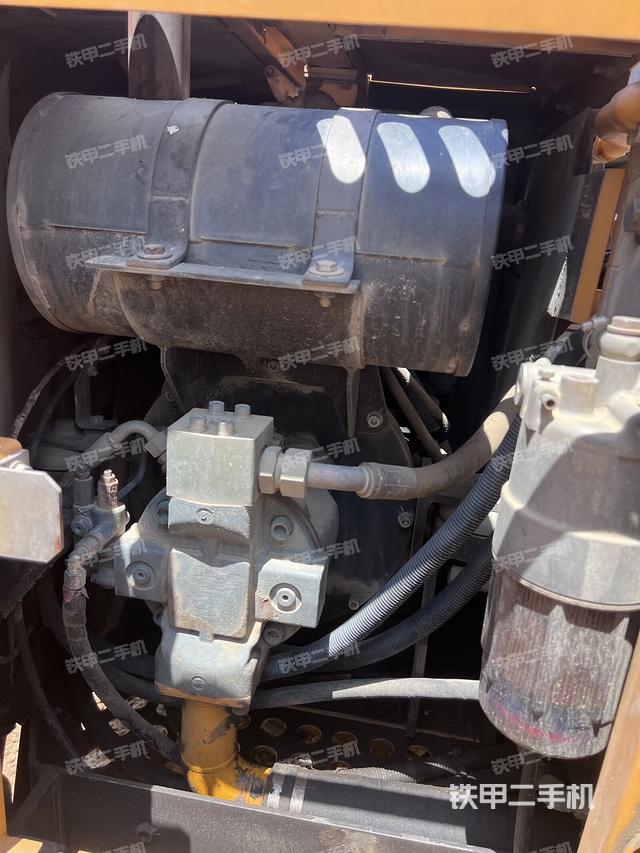 液压泵舱室正面整体（整机外观）