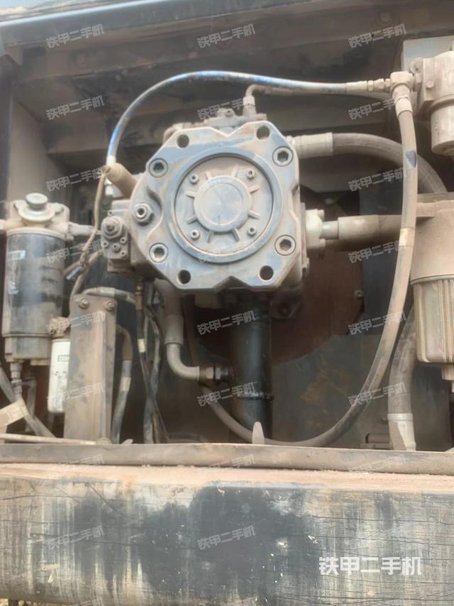 液压泵舱室正面整体（整机外观）