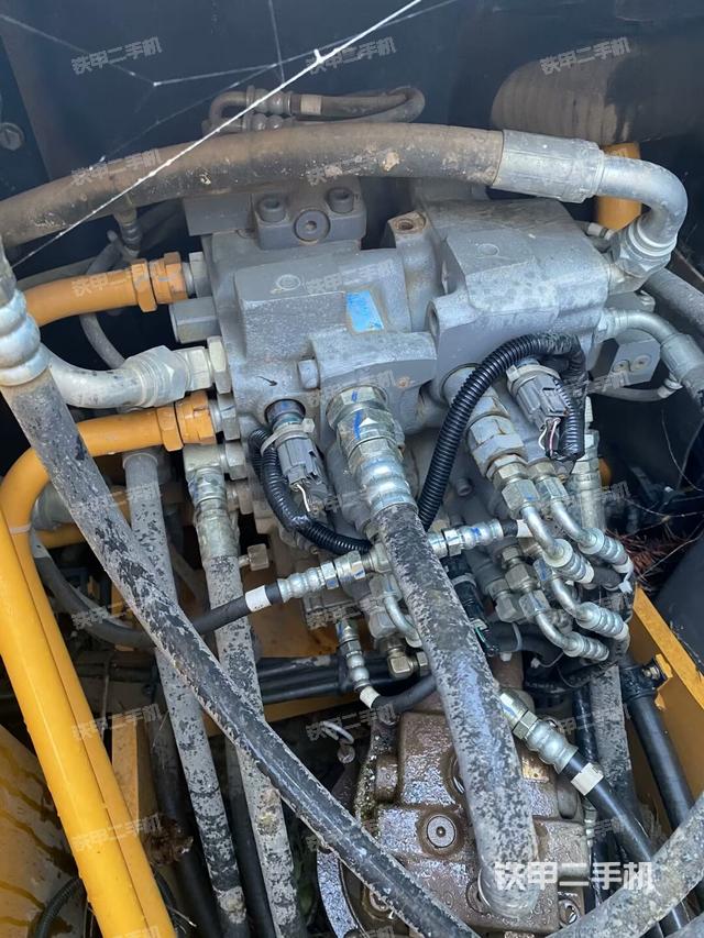 回转马达和主控阀（整机外观）