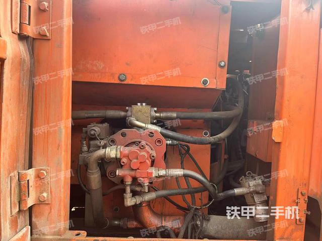 液压泵舱室正面整体（整机外观）