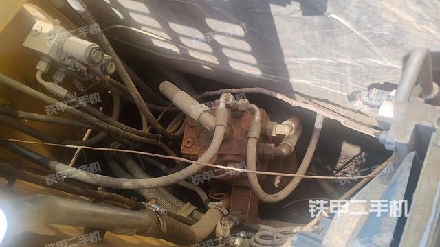 回转马达和主控阀（整机外观）