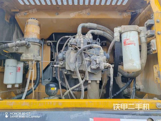 液压泵舱室正面整体（整机外观）