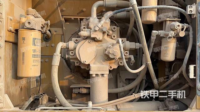 液压泵舱室正面整体（整机外观）