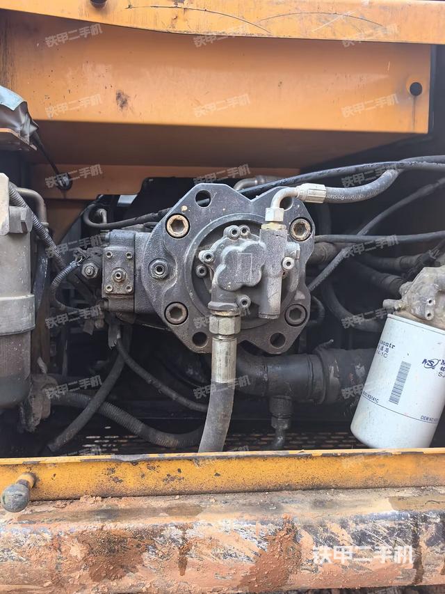 液压泵舱室正面整体（整机外观）