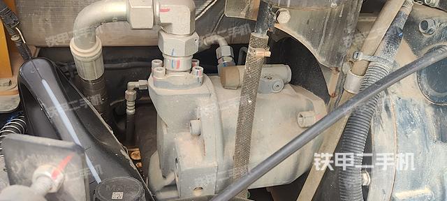 液压泵舱室正面整体（整机外观）