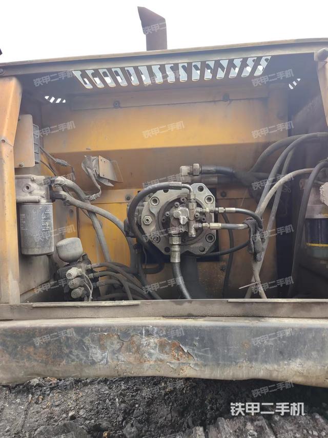 液压泵舱室正面整体（整机外观）