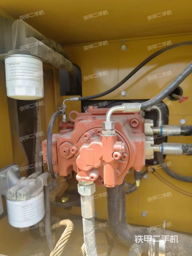 液压泵舱室正面整体（整机外观）