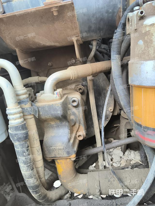 液压泵舱室正面整体（整机外观）