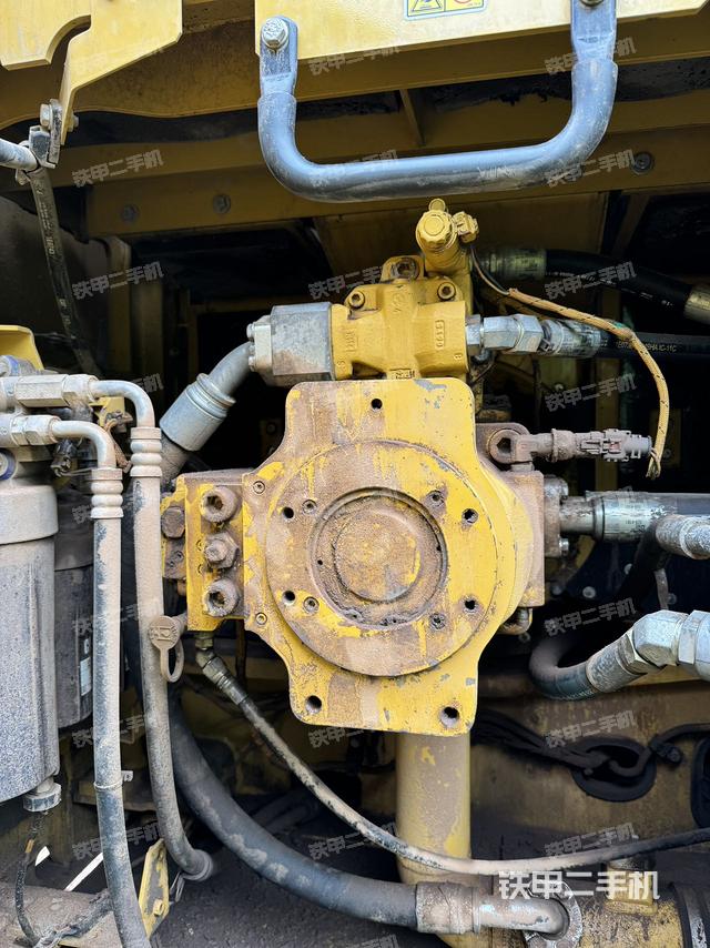 液压泵舱室正面整体（整机外观）