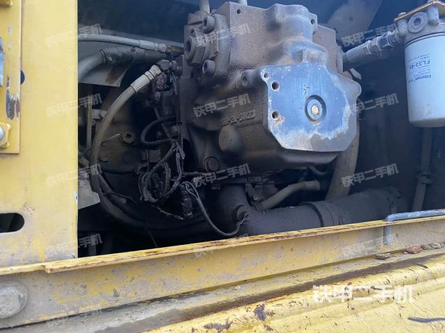 液压泵舱室正面整体（整机外观）