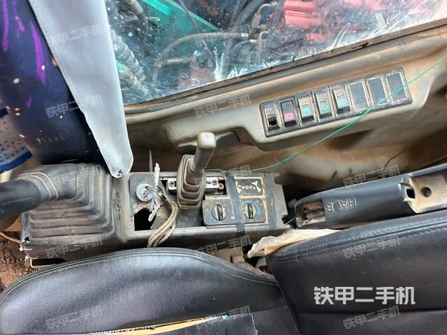 座椅右側(cè)控制臺(tái)/鑰匙門/油門/含右手柄（駕駛室部分）