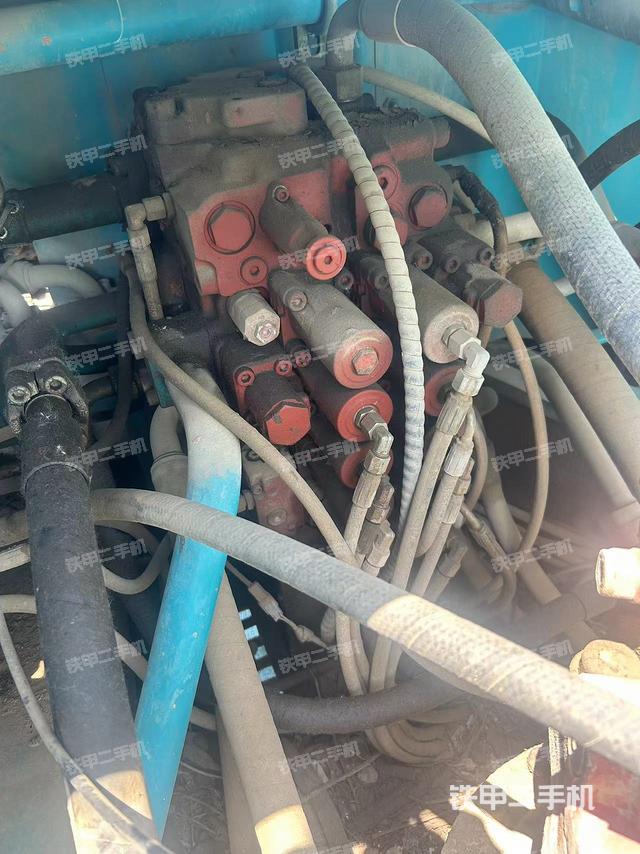 回转马达和主控阀（整机外观）