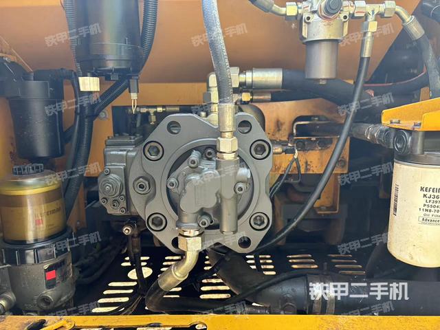 液压泵舱室正面整体（整机外观）