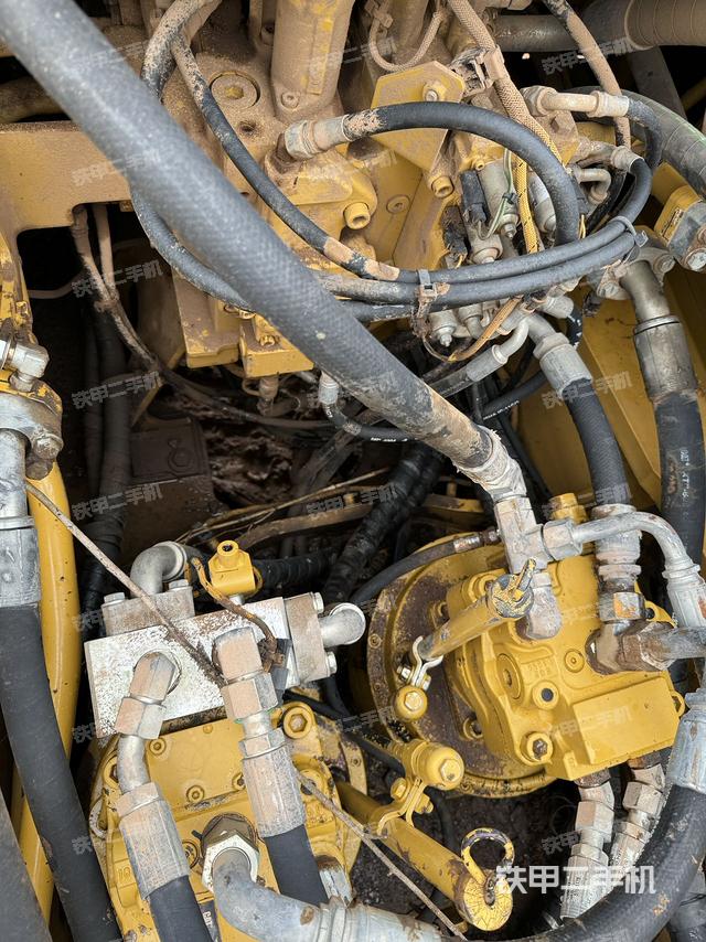 回转马达和主控阀（整机外观）