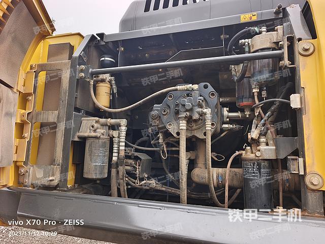 液压泵舱室正面整体（整机外观）