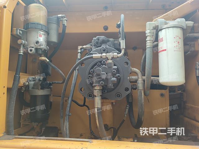 液压泵舱室正面整体（整机外观）