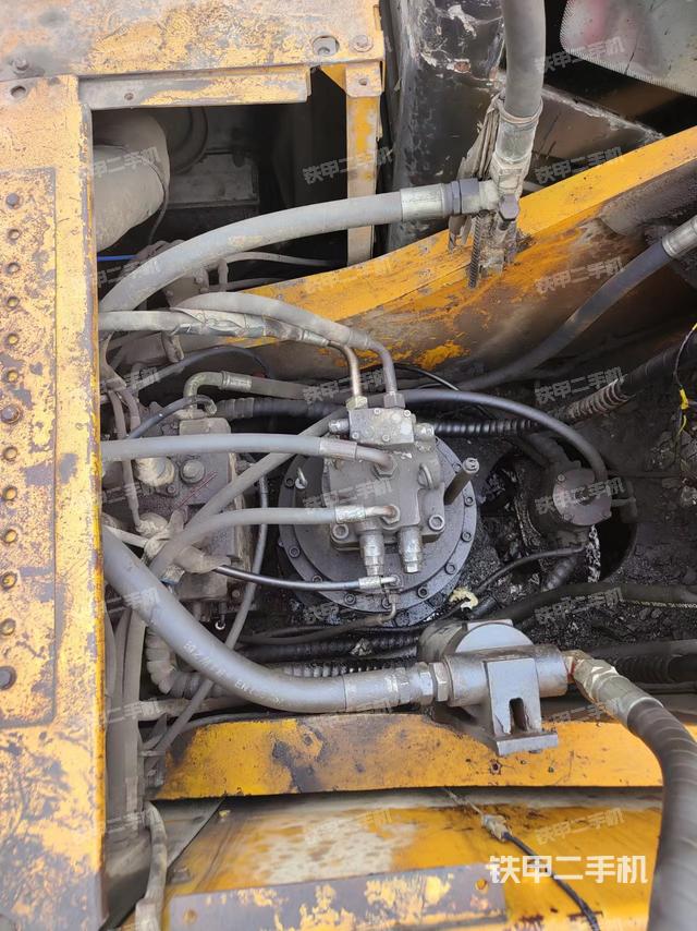 回转马达和主控阀（整机外观）