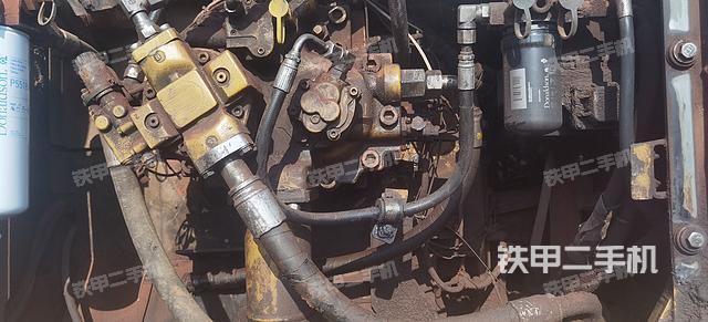 液压泵舱室正面整体（整机外观）