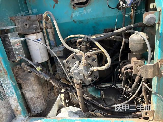 液压泵舱室正面整体（整机外观）