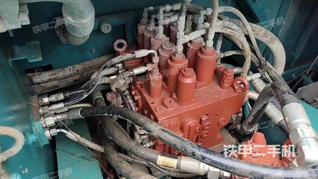 回转马达和主控阀（整机外观）