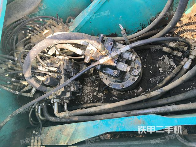 回转马达和主控阀（整机外观）