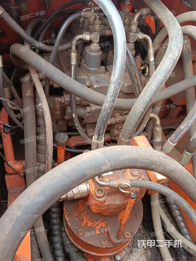 回转马达和主控阀（整机外观）