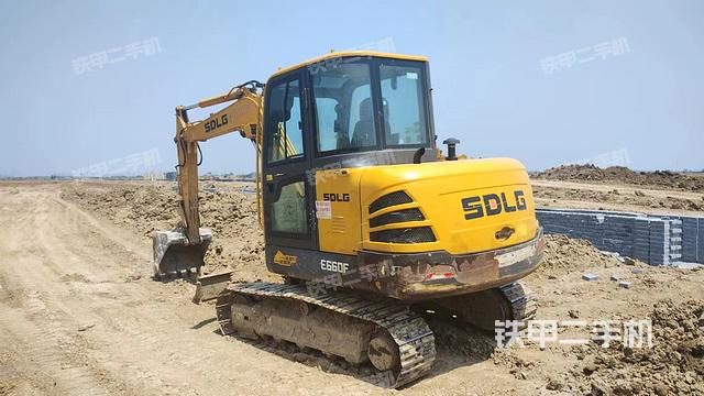 驾驶室顶部（整机外观）