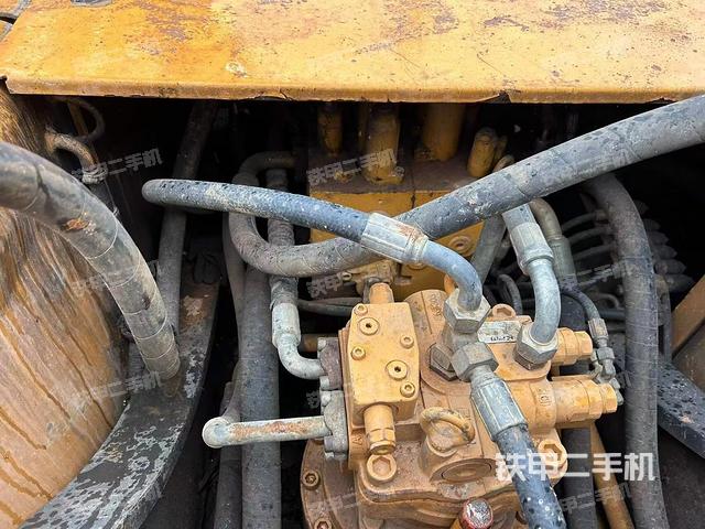 回转马达和主控阀（整机外观）